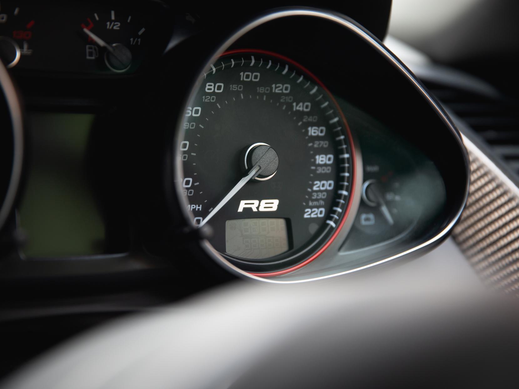 Audi R8 5.2 FSI V10 Spyder 2dr Petrol R Tronic quattro Euro 4 (525 ps)