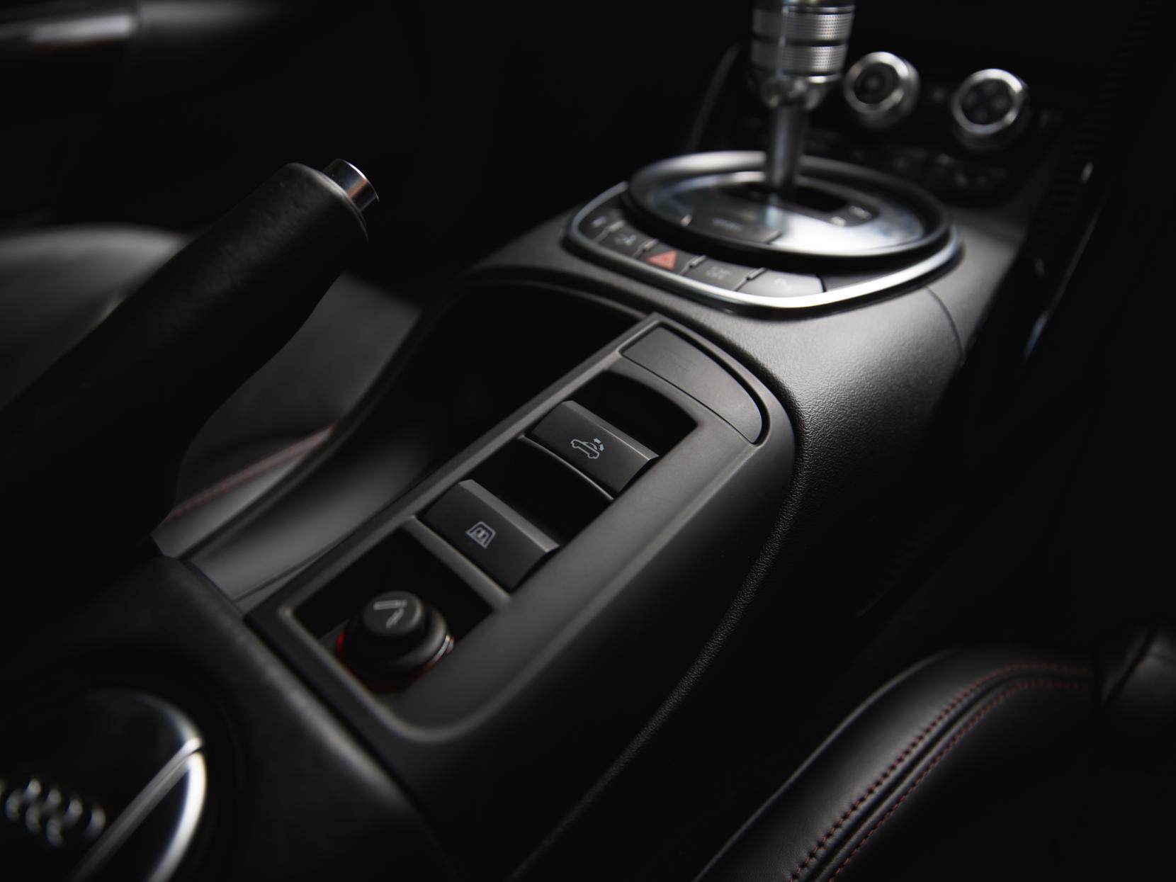 Audi R8 5.2 FSI V10 Spyder 2dr Petrol R Tronic quattro Euro 4 (525 ps)
