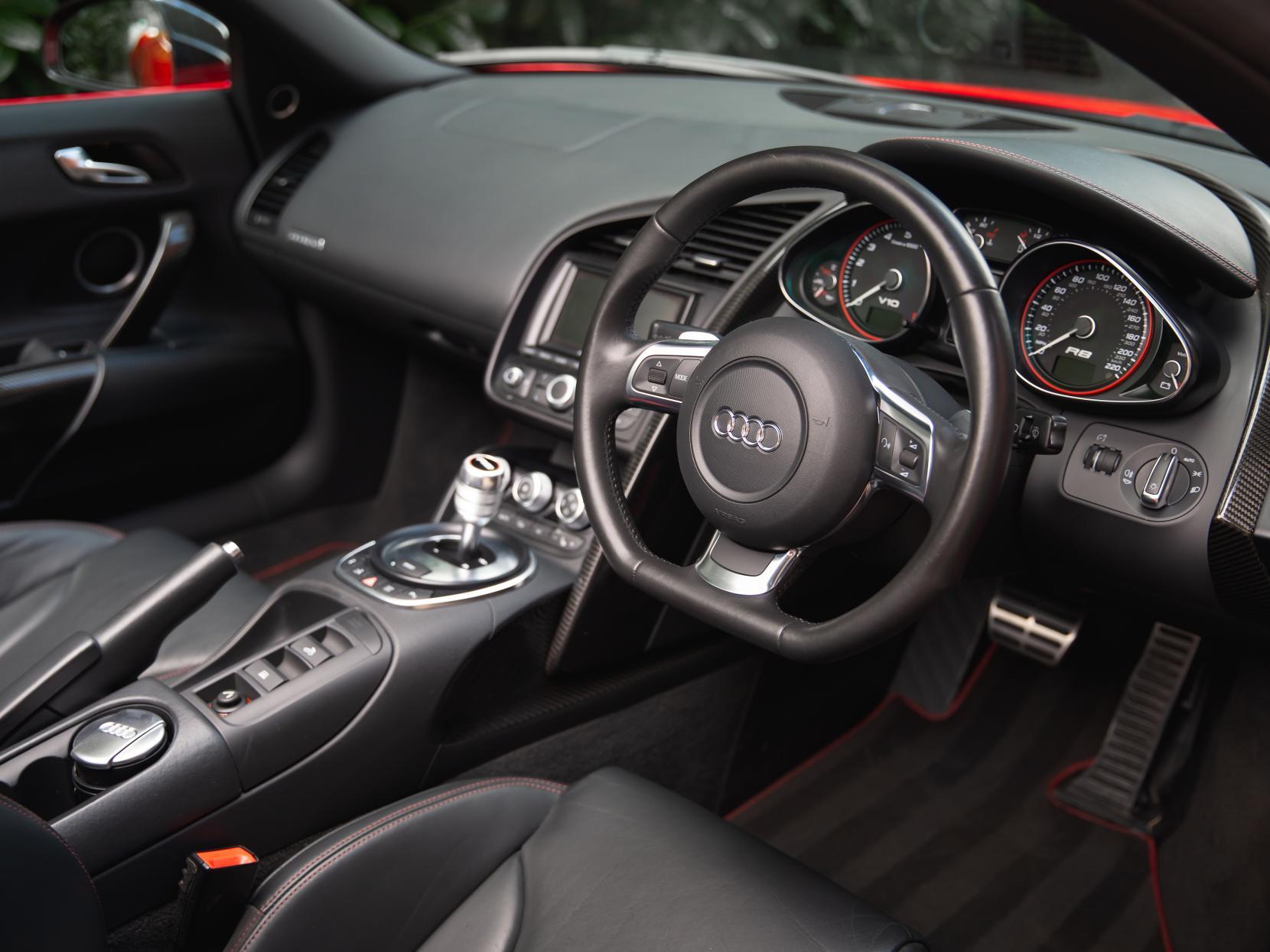 Audi R8 5.2 FSI V10 Spyder 2dr Petrol R Tronic quattro Euro 4 (525 ps)