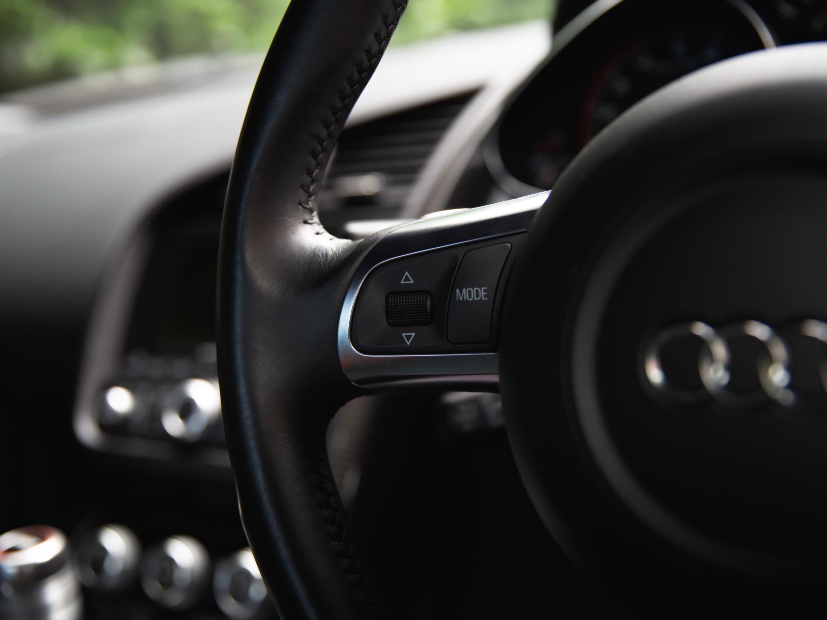 Audi R8 5.2 FSI V10 Spyder 2dr Petrol R Tronic quattro Euro 4 (525 ps)
