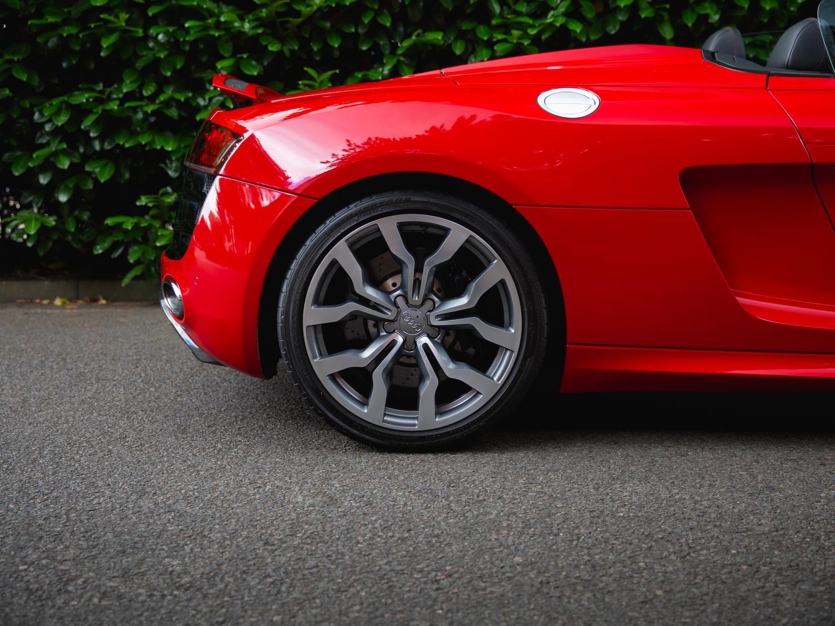 Audi R8 5.2 FSI V10 Spyder 2dr Petrol R Tronic quattro Euro 4 (525 ps)